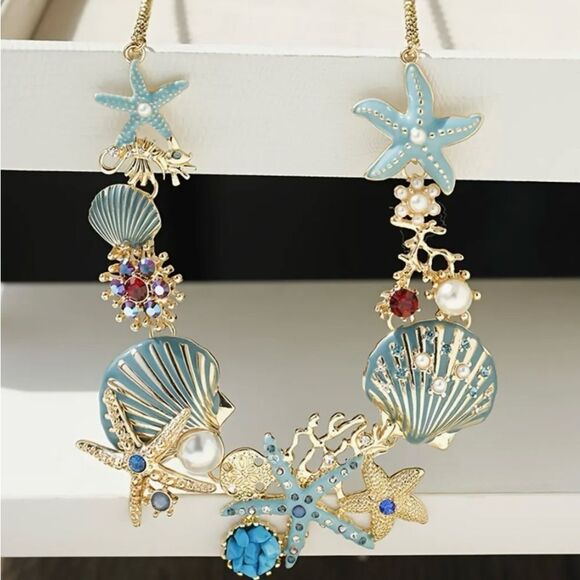 💙 Betsey Johnson Stunning Seashell statement necklace 💙 - Picture 3 of 5